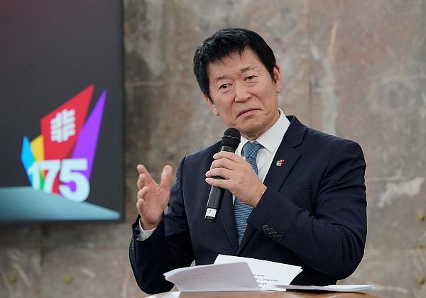 Morinari Watanabe wirbt mit ungewöhnlichen Ideen für sich. - © Hasan Bratic/dpa