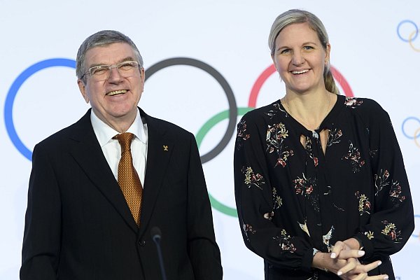 Kirsty Coventry (r) gilt als Thomas Bachs Wunschkandidatin für seine Nachfolge beim IOC. - © Laurent Gillieron/KEYSTONE/dpa
