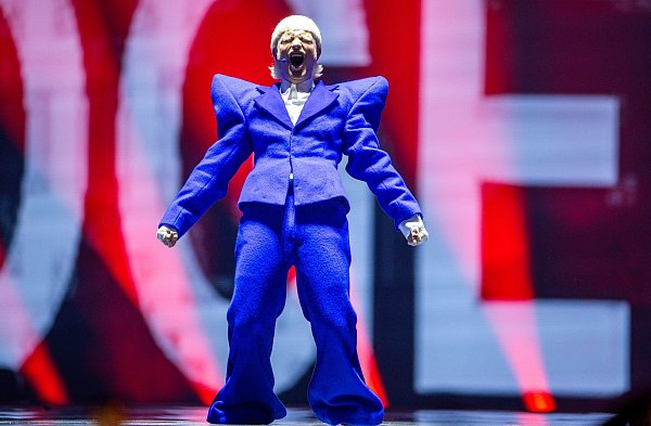Rapper Joost Klein sicherte sich in diesem Jahr mit «Europapa» einen Platz im Finale. - © Jens Büttner/dpa