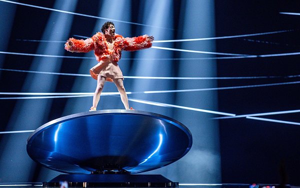 Theatralisch drehte sich der non-binäre Act Nemo mit kraftvoller Stimme auf einer Scheibe. - © Jens Büttner/dpa