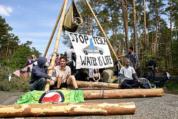 Ausgangspunkt der Proteste war das in der Nähe des Autowerks in Grünheide errichtete Protestcamp. - © Michael Ukas/tnn/dpa