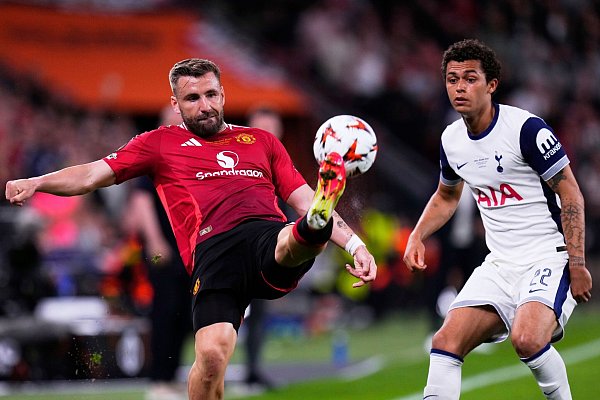 Nach der Niederlage nimmt Luke Shaw (l) vor allem die United-Spieler selbst in die Pflicht. - © Manu Fernandez/AP/dpa