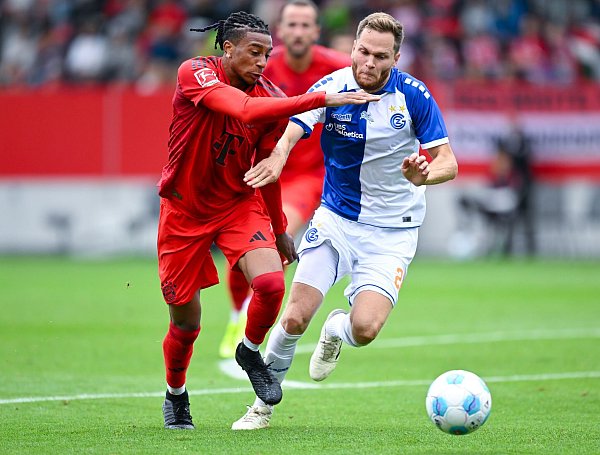 Durchsetzungsstark im Dribbling: Bayern-Neuzugang Michael Olise (l.). - © Sven Hoppe/dpa