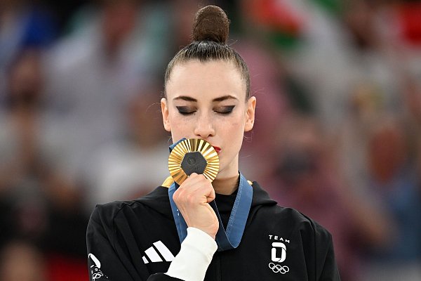 Ein Kuss für Gold: Gymnastinnen hoffen auf mehr Popularität. - © Sina Schuldt/dpa