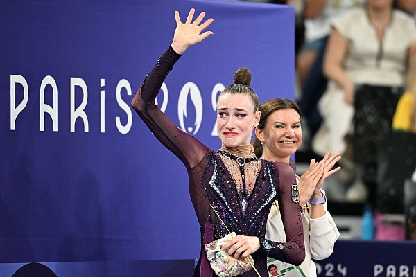 Gerührt über Olympia-Gold: Darja Varfolomeev und Trainerin Yuliya Raskina. - © Sina Schuldt/dpa