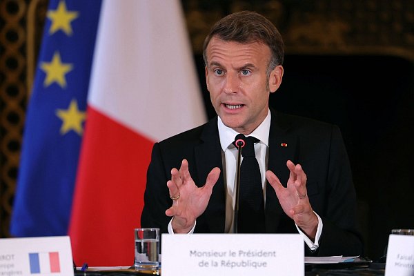Sollte die Regierung in Paris stürzen, würde dies Macron erheblich unter Druck setzen (Archivbild). - © POOL/Pool AFP/AP/dpa