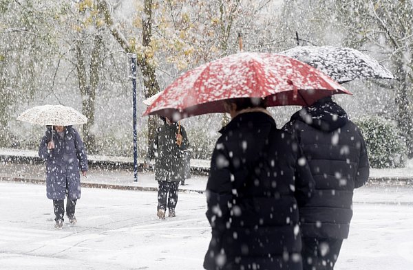 Kälte allein macht keine Erkältung. (Symbolbild) - © Iñaki Berasaluce/EUROPA PRESS/dpa