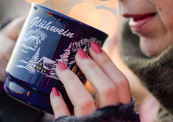 Zum Besuch auf dem Weihnachtsmarkt gehört er für viele dazu: Der Glühwein - gerne mit Schuss - scheint ideal zum Aufwärmen, doch der Effekt ist nur kurzzeitig und trügerisch. (Symbolbild) - © Jens Kalaene/dpa-Zentralbild/dpa