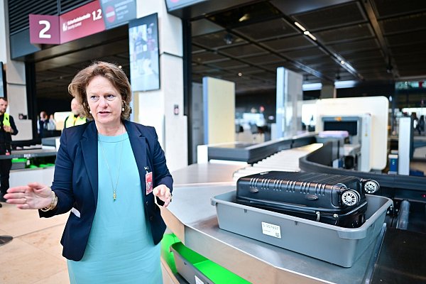 Flughafenchefin Aletta von Massenbach versucht den BER als Innovationsstandort für neue Technologien zu etablieren. (Archivbild) - © Sebastian Christoph Gollnow/dpa