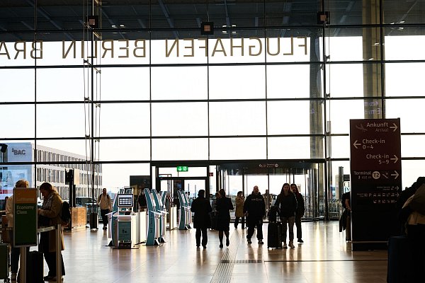 Der Flughafen wurde aufgrund von Fehlplanungen und Bauproblemen mit neun Jahren Verspätung eröffnet. - © Annette Riedl/dpa