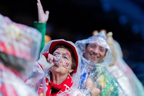 Karnevalisten mit Regenschutz feiern an Weiberfastnacht die Eröffnung des Straßenkarnevals auf dem Alter Markt in Köln. - © Rolf Vennenbernd/dpa