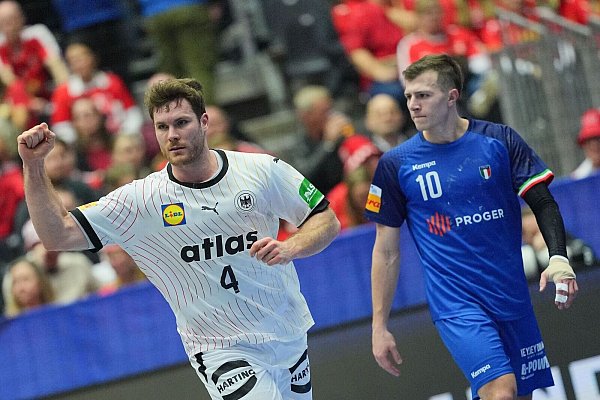 Kapitän Johannes Golla (l) sieht die Arbeitssiege bei der WM auch positiv. - © Sören Stache/dpa