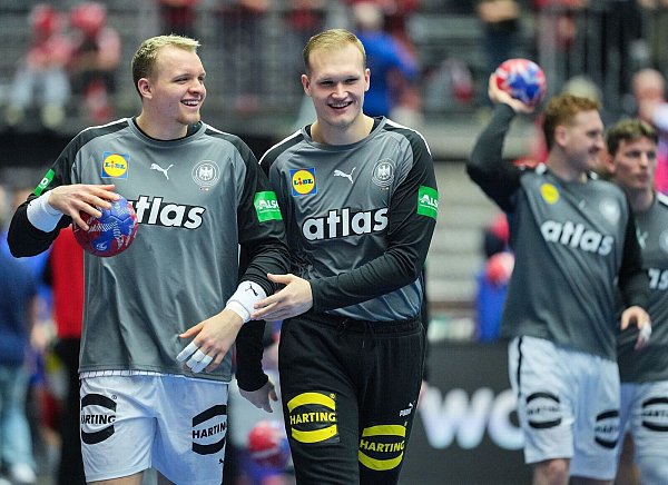 Justus Fischer (l) und David Späth sorgten auch beim Teamabend für gute Stimmung. - © Sören Stache/dpa