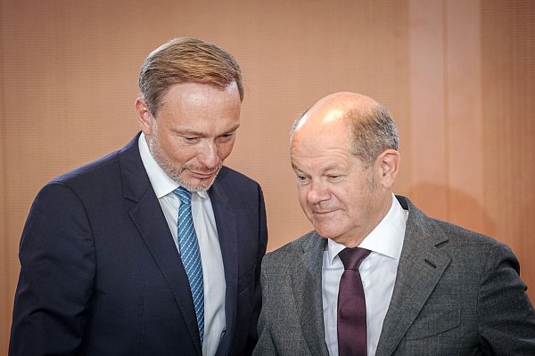 Finanzminister Christian Lindner und Bundeskanzler Olaf Scholz vor der Sitzung des Bundeskabinetts. - © Kay Nietfeld/dpa