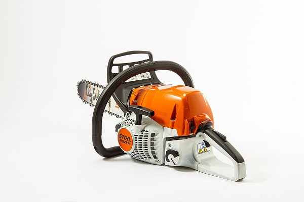 Der Testsieger, die Stihl MS 251 C-BE für 754 Euro, erhielt als einzige Motorsäge im Test die Note «sehr gut» (1,3). - © Claudio Kalex/SidM/selbst.de/dpa-tmn
