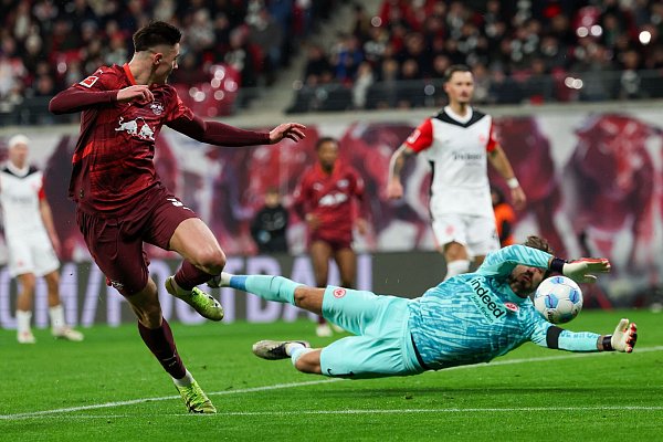 Leipzigs Spieler Benjamin Sesko (l) scheitert an Frankfurts Torwart Kevin Trapp. - © Jan Woitas/dpa