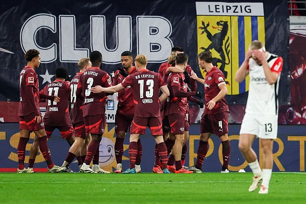 Leipzigs Spieler um Lois Openda (l) jubeln nach dem 2:1. - © Jan Woitas/dpa
