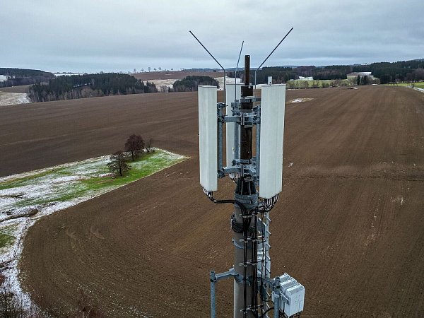 Ein Mobilfunkmast auf dem Land. (Luftaufnahme mit Drohne) - © Jan Woitas/dpa