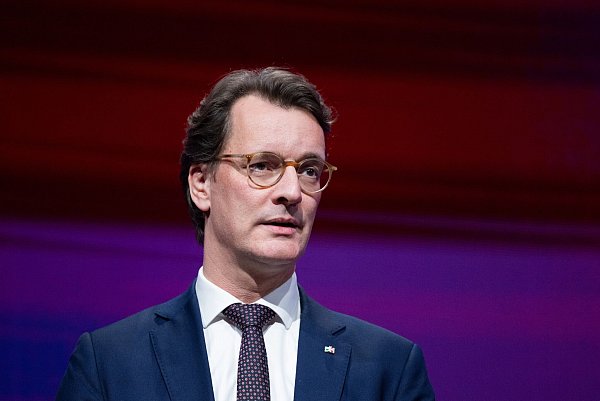 Nordrhein-Westfalens Ministerpräsident Hendrik Wüst schlägt angesichts der anhaltenden Proteste von Landwirten ein Gremium analog zur Kohlekommission vor. - © Rolf Vennenbernd/dpa