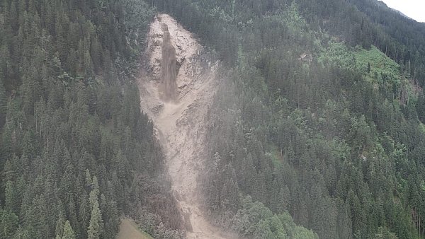 Das Unwetter brachte auch in Neustift einen Hang in Bewegung. - © Unbekannt/BFV-IBK-LAND/APA/dpa