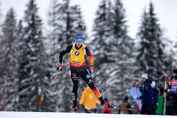 Franziska Preuß auf der Strecke in Hochfilzen. - © Matthias Schrader/AP/dpa