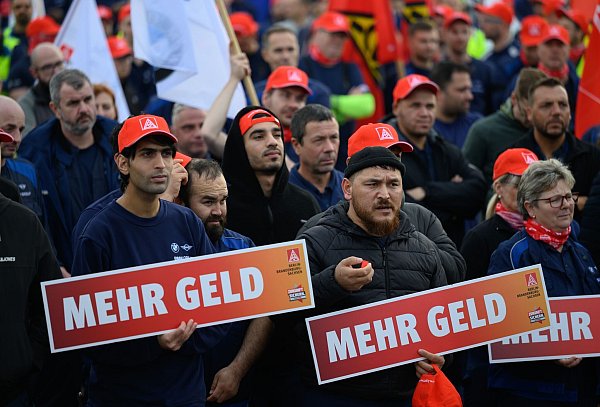 Die IG Metall startet Warnstreiks. - © Hendrik Schmidt/dpa