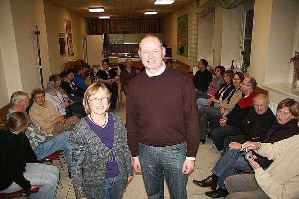 Uschi Schräer-Drewer (Arbeitskreis Tischgespräch Pastoralverbund Paderborn West) und Wohnungslosen-Pastor Ansgar Schocke sprechen vor rund 40 Gästen über Möglichkeiten, wie Christen in Not geratenen Menschen helfen können. - © FOTO: ANDREAS GÖTTE