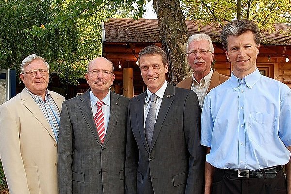 Pressereferent Ernst Tilly, Vizepräsident Jochen Simke, Präsident Stefan Bretschneider, Schatzmeister Hans-Dieter Korff und Vorjahres-Präsident Christian Tiemann (v. l.) gehen weitere Vorhaben des Bünder Lions-Clubs engagiert an. - © FOTO: PAUL PRÖTER