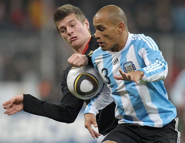 Im Testspiel gegen Argentinien am 3. März 2010 feierte Toni Kroos sein Nationalmannschafts-Debüt. - © picture alliance / dpa