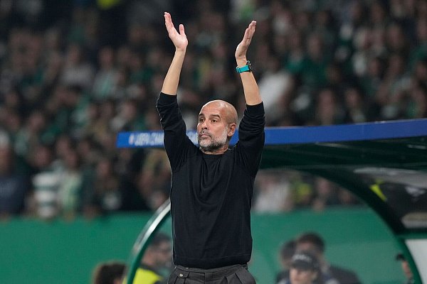 Pep Guardiola hat noch nicht fertig. Der Coach will weitere Trophäen mit Manchester City holen und bleibt bis 2027. - © Armando Franca/AP/dpa
