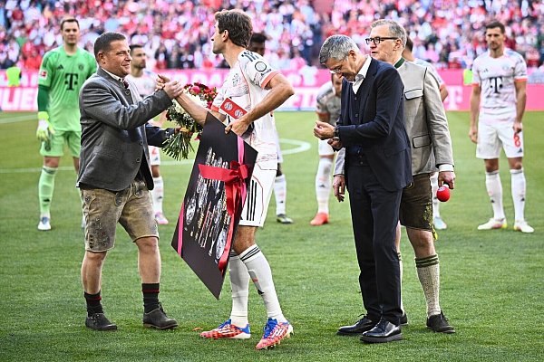Max Eberl (l) verabschiedet Thomas Müller - gibt es neue Führungsspieler beim FC Bayern? - © Tom Weller/dpa