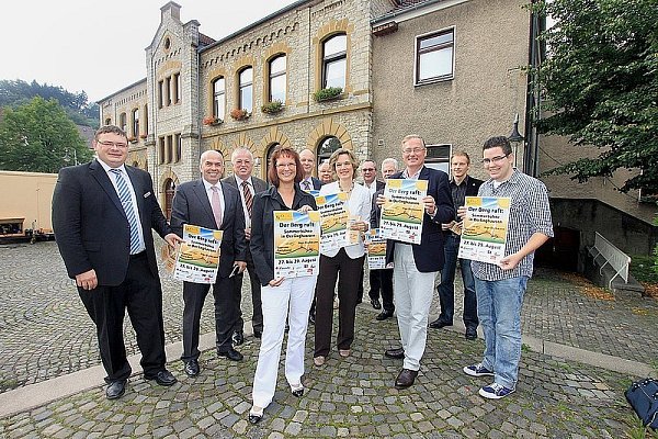 Axel Wattenberg, Walter Kern, Hans-Jürgen Borchert, Sylvia Schneider, Bernhard Sander, Martin Sommer, Bürgermeisterin Dr. Ursula Herbort, Stefan Güttler, Wolfgang Helas, Andreas Pawlik, Andreas Riepe und Patrick Piecha (v.l.) wünschen sich für den Auftaktveranstaltung der Reihe "Der Berg ruft" mit ihrem dreitägigen Programm viele, viele Besucher und gutes Wetter. - © FOTO: SUSANNE LAHR