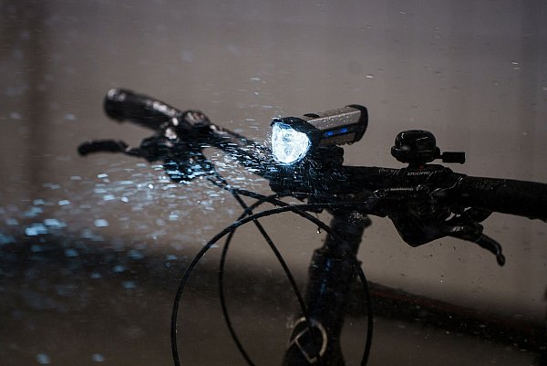 Auch (simulierten) Regenschauern wurden die Fahrradleuchten ausgesetzt. - © ADAC/Abgedreht/dpa-tmn