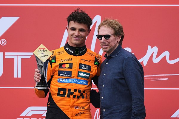 Lando Norris (l) findet im Formel-1-Film von Produzent Jerry Bruckheimer Parallelen zum Geschehen in der Rennserie. - © Rebecca Blackwell/AP/dpa