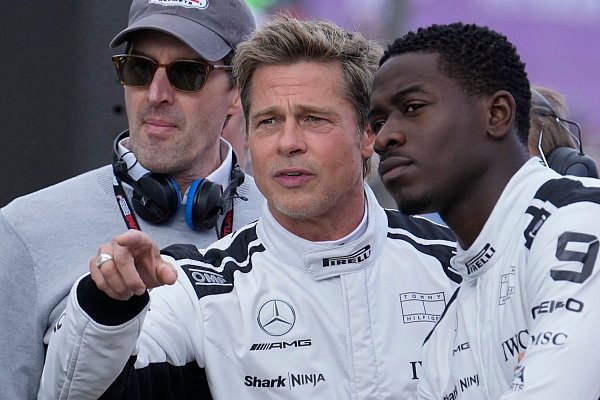 Brad Pitt (r) spielt im Film den alternden Mentor des aufstrebenden Damson Idris. - © Luca Bruno/AP/dpa