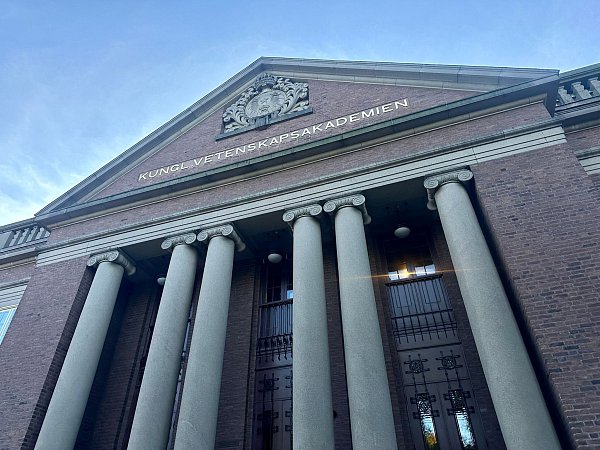 Die Königlich-Schwedische Akademie der Wissenschaften auf dem Gelände der Universität von Stockholm hat nun auch die Nobelpreisträger in der Kategorie Chemie bekanntgegeben. - © Steffen Trumpf/dpa