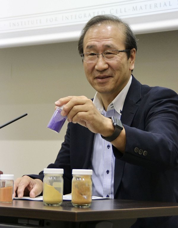 Kitagawa, Professor an der Universität Kyoto, hier mit einer Probe eines von ihm entwickelten porösen Materials. - © Uncredited/Kyodo News/dpa