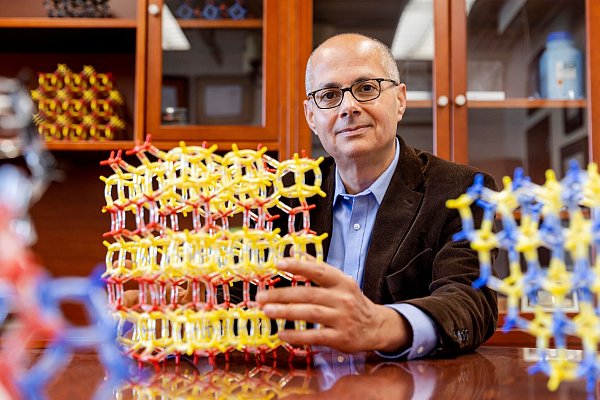 Omar Yaghi wuchs seiner Universität zufolge als Kind palästinensischer Flüchtlinge mit vielen Geschwistern in Amman ohne Elektrizität oder fließendes Wasser auf. - © Brittany Hosea-Small/University of California, Berkeley/dpa