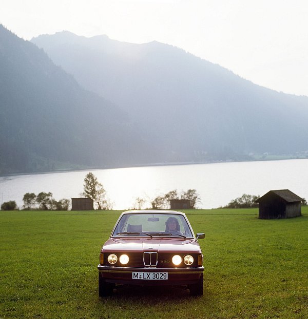 Klassische Idylle: Längst ist die erste 3er-Generation zum Oldtimer gereift - und selbst einige seiner Nachfolgegenerationen sind bereits bereit für ein H-Kennzeichen. - © BMW AG/dpa-tmn