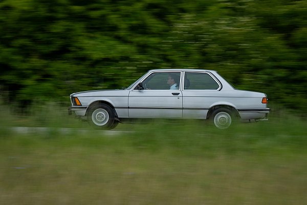 Klassische sportliche Silhouette: Der E21 musste allerdings mit - aus heutiger Sicht bescheidenen - maximal 143 PS auskommen. - © Hardy Mutschler/BMW AG/dpa-tmn