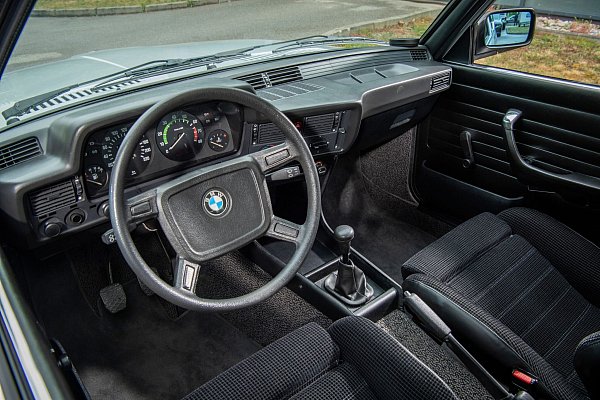 Typisches Cockpit: zum Fahrer geneigte Bedienelemente und viele aufpreispflichtige Details - etwa die Servolenkung. - © Hardy Mutschler/-/