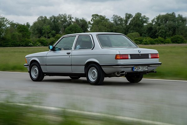 Wertvoller Klassiker: Modelle wie etwa ein 323i werden im guten Zustand ab etwa 11.500 Euro gehandelt. - © Hardy Mutschler/BMW AG/dpa-tmn