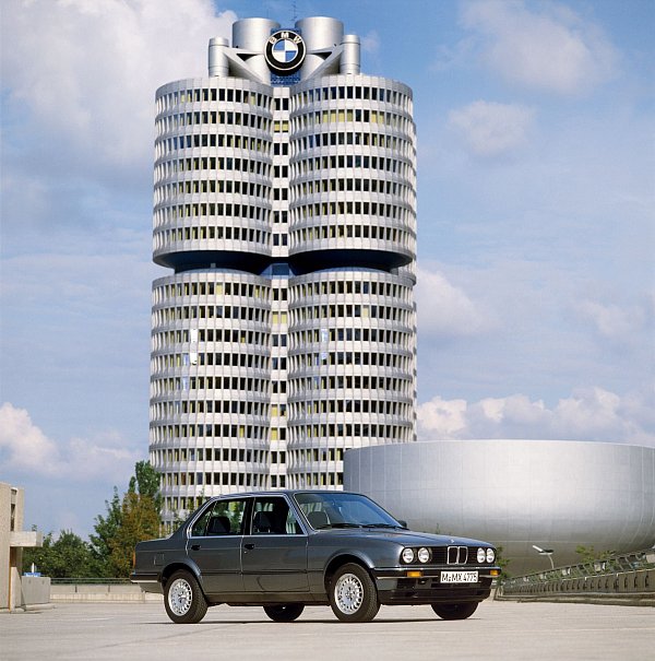 Erfolgsgeschichte: Der erste Dreier vor der BMW-Konzernzentrale in München - die trägt wegen den vier miteinander verbundenen Türmen den Spitznamen «Vierzylinder». - © BMW AG/dpa-tmn