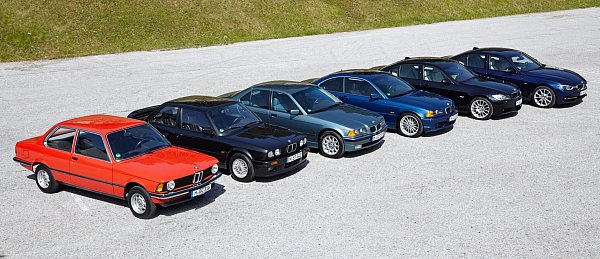 Ahnengalerie: Ein roter E21 aufgereiht mit seinen Nachfolgern, bei denen die E30 Baureihe (rechts daneben) zu den beliebtesten zählt. - © BMW AG/dpa-tmn