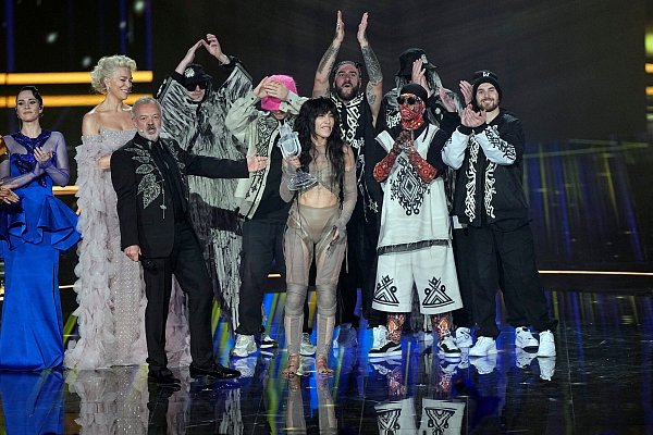 Loreen aus Schweden feiert den Sieg im großen Finale. - © Martin Meissner/AP/dpa