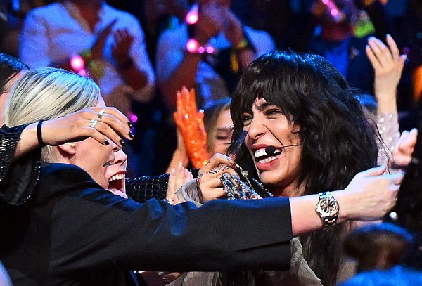 Loreen (r) aus Schweden jubelt nach ihrem Sieg. - © Peter Kneffel/dpa