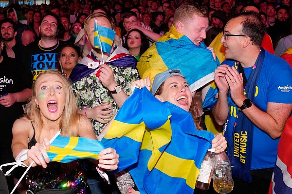 Schwedische Fans feiern, während die Stimmen ausgezählt werden. - © Jon Super/AP/dpa