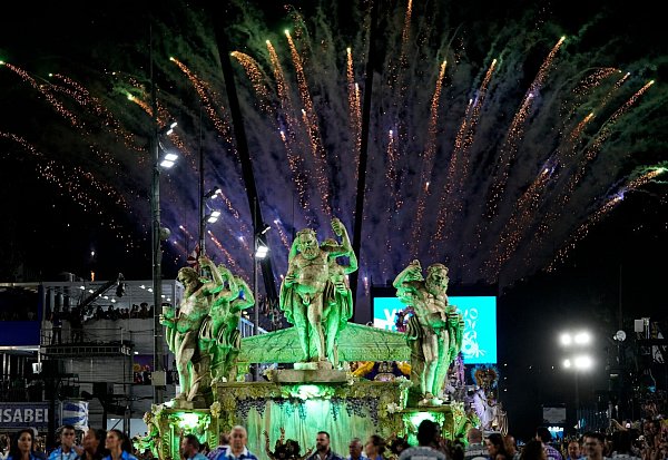 Darsteller der Sambaschule Vila Isabel bei den Karnevalsfeierlichkeiten in Rio. - © Silvia Izquierdo/AP/dpa