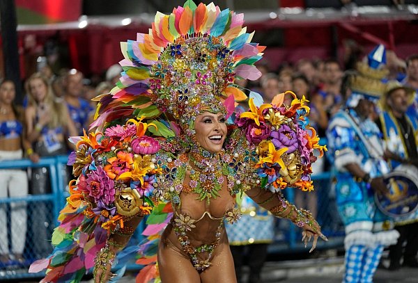 Die Trommelkönigin Sabrina Sato von der Sambaschule Vila Isabel tritt während der Karnevalsfeierlichkeiten im Sambadrom in Rio auf. - © Silvia Izquierdo/AP/dpa
