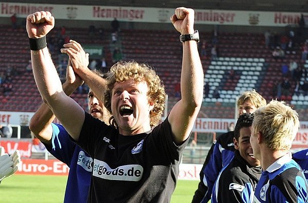 Stefan Krämer jubelt weiter für Arminia. - © FOTO: CHRISTIAN WEISCHE